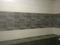 Санузел с плиткой на стенах